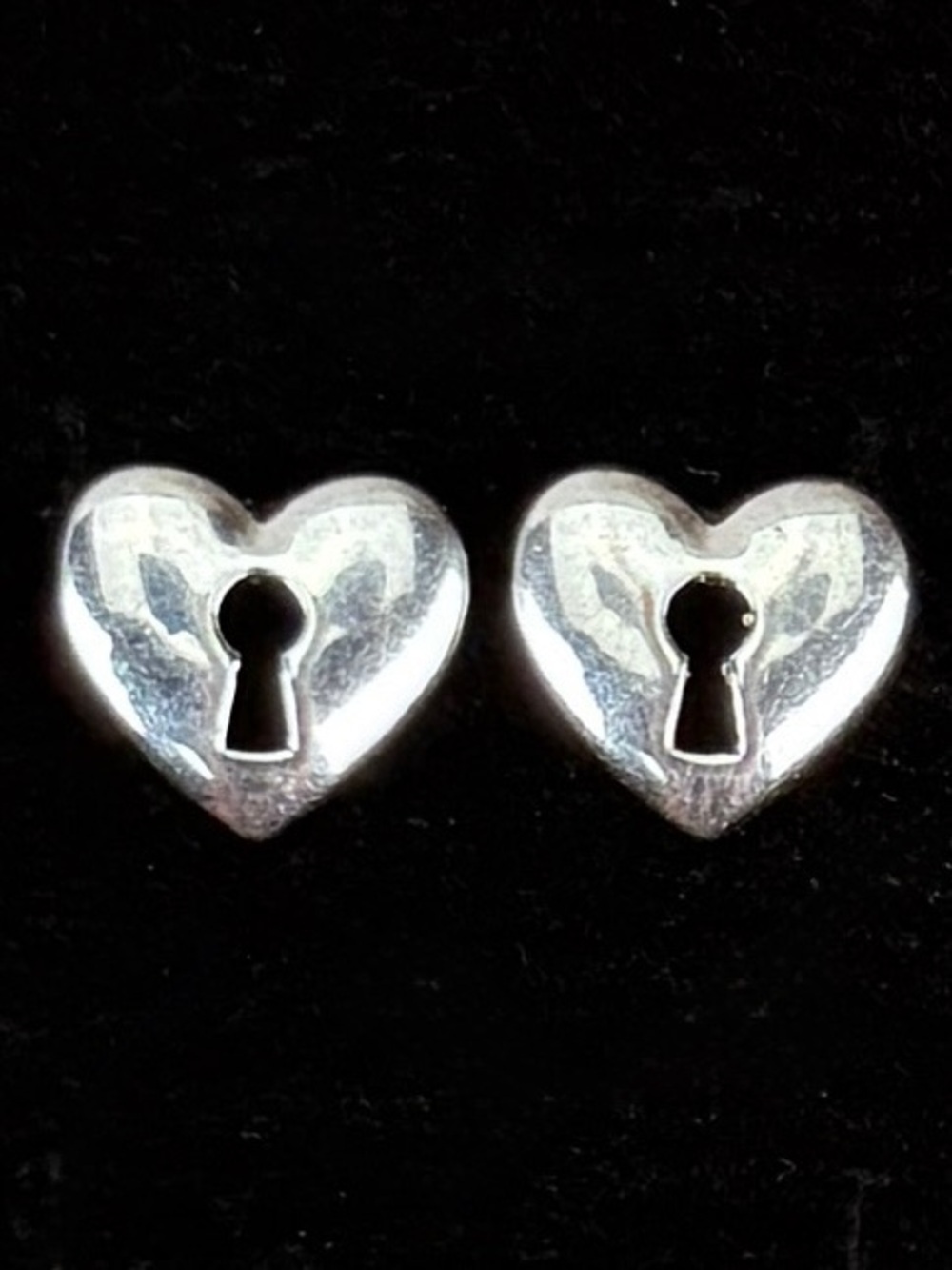 Beautiful vintage, Silvertone heart keyhole pierced earrings